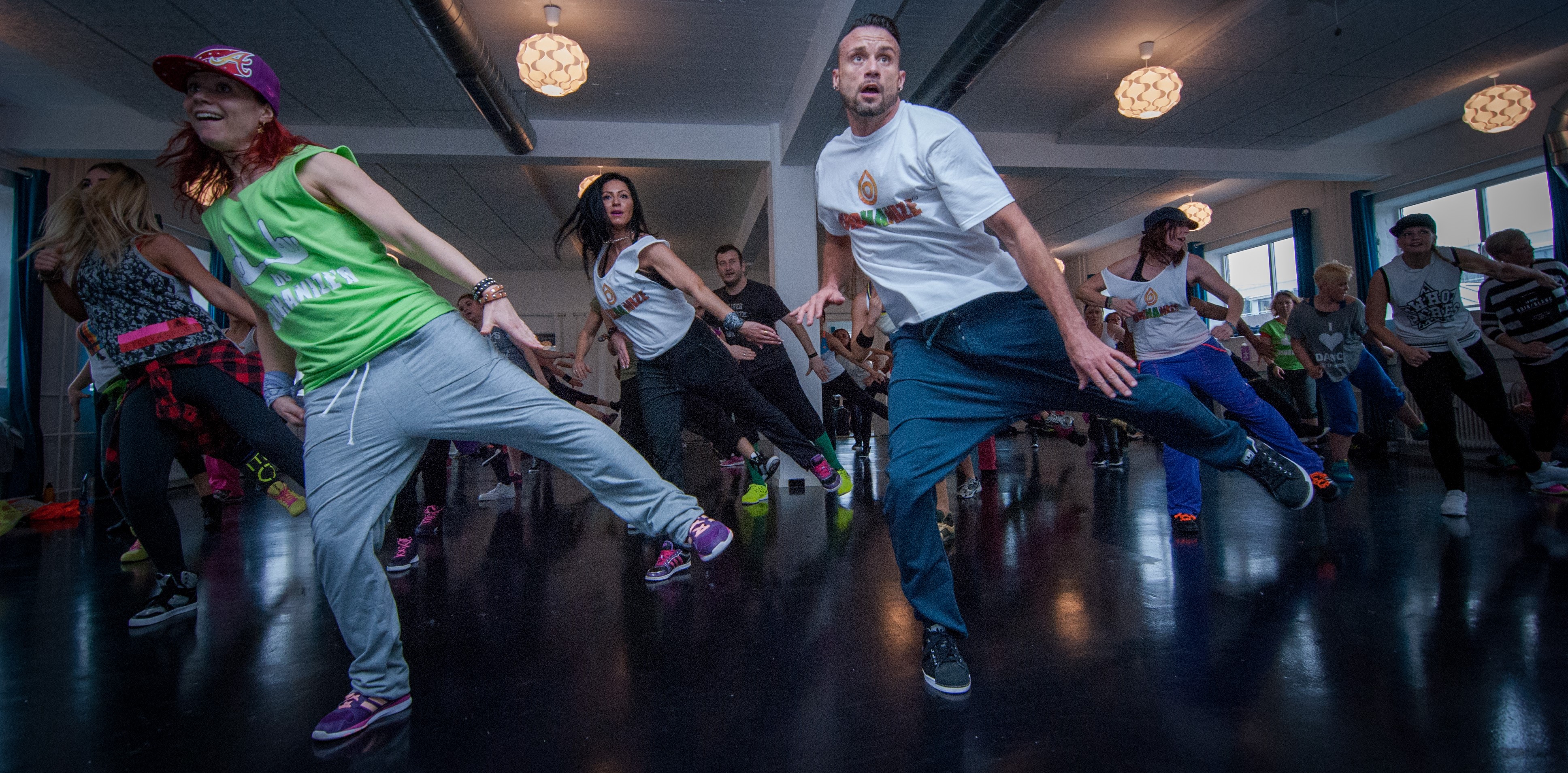 Motionsdans i København - voksne danser i Spejlsalen hos Pejsegaarden Dans