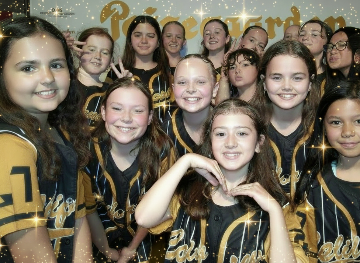 Dansere i gulddragter afdansningsbal 2026